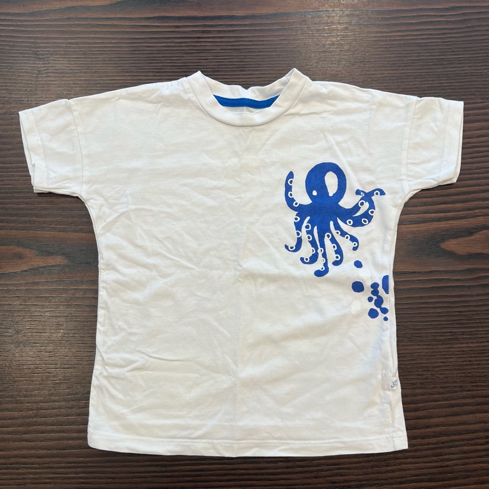 Oliver & Rain White Graphic T-Shirt with Blue Octopus 
Size: 5T